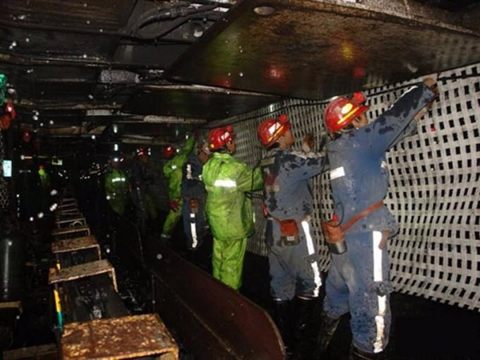 Geomalla tejida PET ign&iacute;fuga de alta resistencia 400KN/M para el refuerzo minero del techo 1