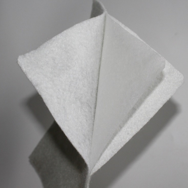 Geotextil no tejido de 300 g/m² laminado con revestimiento de geomembrana compuesta de HDPE de 1,5 mm para estanques de peces u otros proyectos impermeables