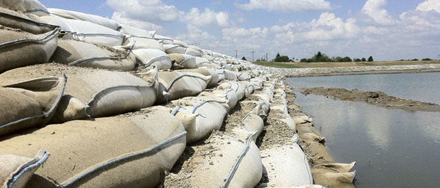 El geotextil no tejido del sacador de aguja de la fibra grapa de alta resistencia de los PP 700GSM empaqueta los envases de la arena