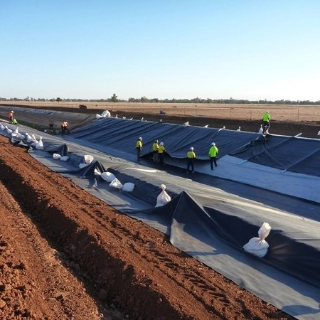 Geomembrana de LDPE de 1,5 mm laminada con geomembrana compuesta de geotextil no tejido con punzón de aguja de filamento de PET de 300 g/m2 para proyectos impermeables