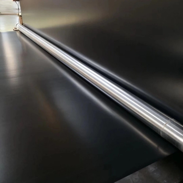 Geotextil no tejido perforado con aguja laminado con geomembrana compuesta de HDPE suave para revestimiento de estanque de piscifactoría